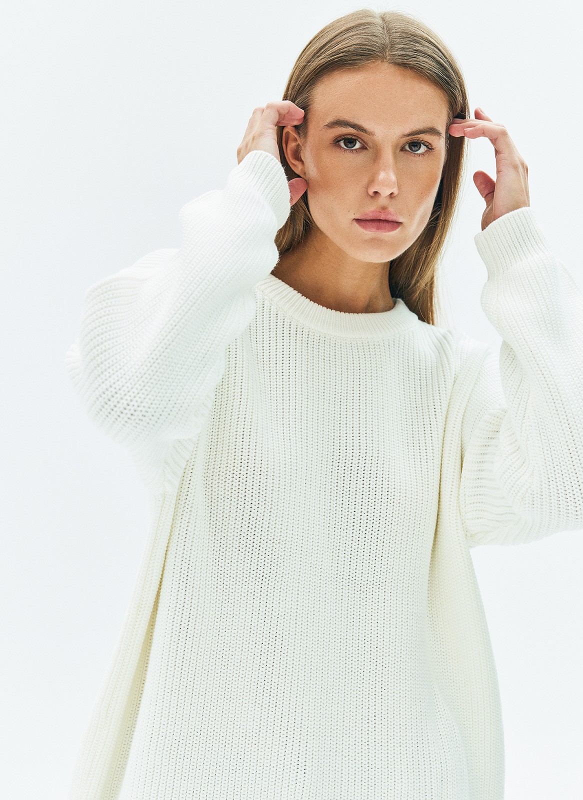 Хлопковый свитер. Модель свободного силуэта, с круглой горловиной. Легко вписывается в осенний гардероб. Благодаря слегка расслабленной, но плотной вязке мелкой косичкой создается эффект воздушности. Материал дышит и позволяет поддерживать оптимальную температуру тела. Каждый сезон мы пополняем палитру модели новыми оттенками. Летом свитер подходит для прохладных вечеров, а осенью советуем включить его в повседневную базу и носить с футболками и рубашками.