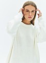 Хлопковый свитер. Модель свободного силуэта, с круглой горловиной. Легко вписывается в осенний гардероб. Благодаря слегка расслабленной, но плотной вязке мелкой косичкой создается эффект воздушности. Материал дышит и позволяет поддерживать оптимальную температуру тела. Каждый сезон мы пополняем палитру модели новыми оттенками. Летом свитер подходит для прохладных вечеров, а осенью советуем включить его в повседневную базу и носить с футболками и рубашками.