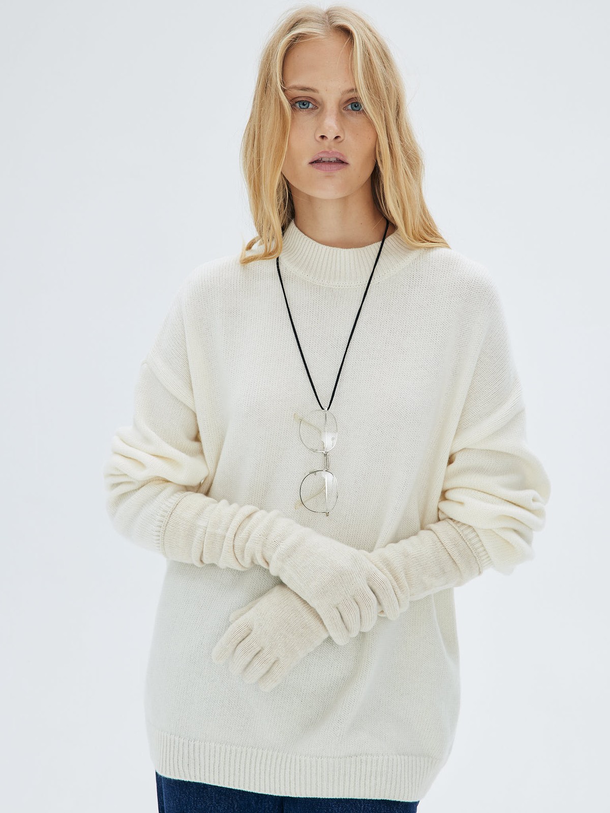 Длинные перчатки из пряжи must have для осенних прогулок. Благодаря продуманному составу вам будет комфортно в прохладу. Носите вместе с шапкой из новой коллекции.