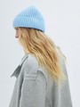 Вязаная шапка из смесового материала. Приятная на ощупь пряжа согревает и защищает от ветра. Сочетайте с шарфом и перчатками.