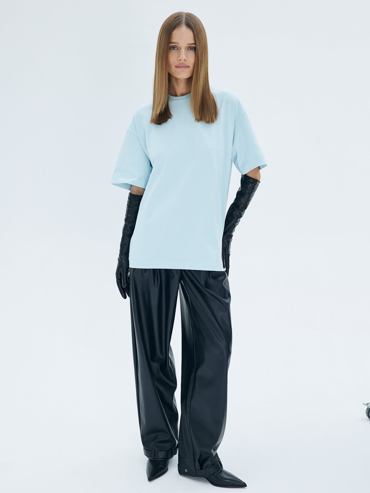 Футболка из плотного трикотажа. Модель свободного кроя со спущенным плечом. Благодаря материалу в футболке комфортно целый день. Носите с джинсами, юбками и брюками.

