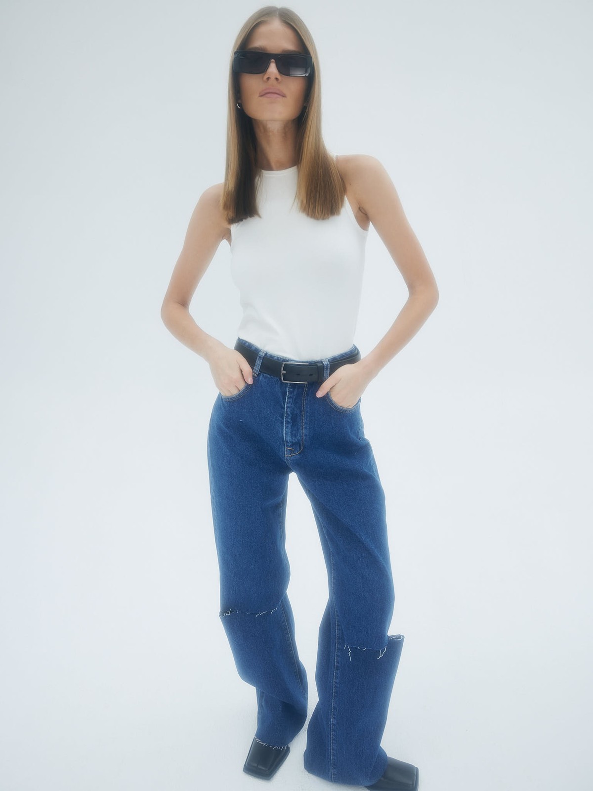 Джинсы прямые со средней посадкой, цвет: синий Allweneed Прямые джинсы с разрезами. Посадка на линии талии. Ваша любимая модель полной длины. Четыре кармана. Плотный материал позволяет держать форму и красиво облегает линию бедра. Мы выполнили джинсы из нашего премиального 100% хлопкового денима с авторской варкой и брендированной фурнитурой высокого качества, по которой нас узнают.