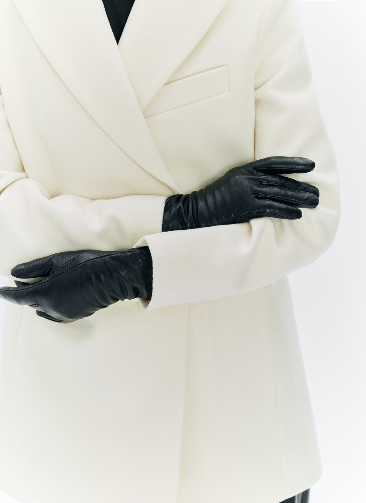 Перчатки укороченные из натуральной кожи, цвет: Черный Allweneed Короткие перчатки из натуральной кожи. Эта модель база высокого качества на осень. Носите в прохладную погоду с пальто и плащами.