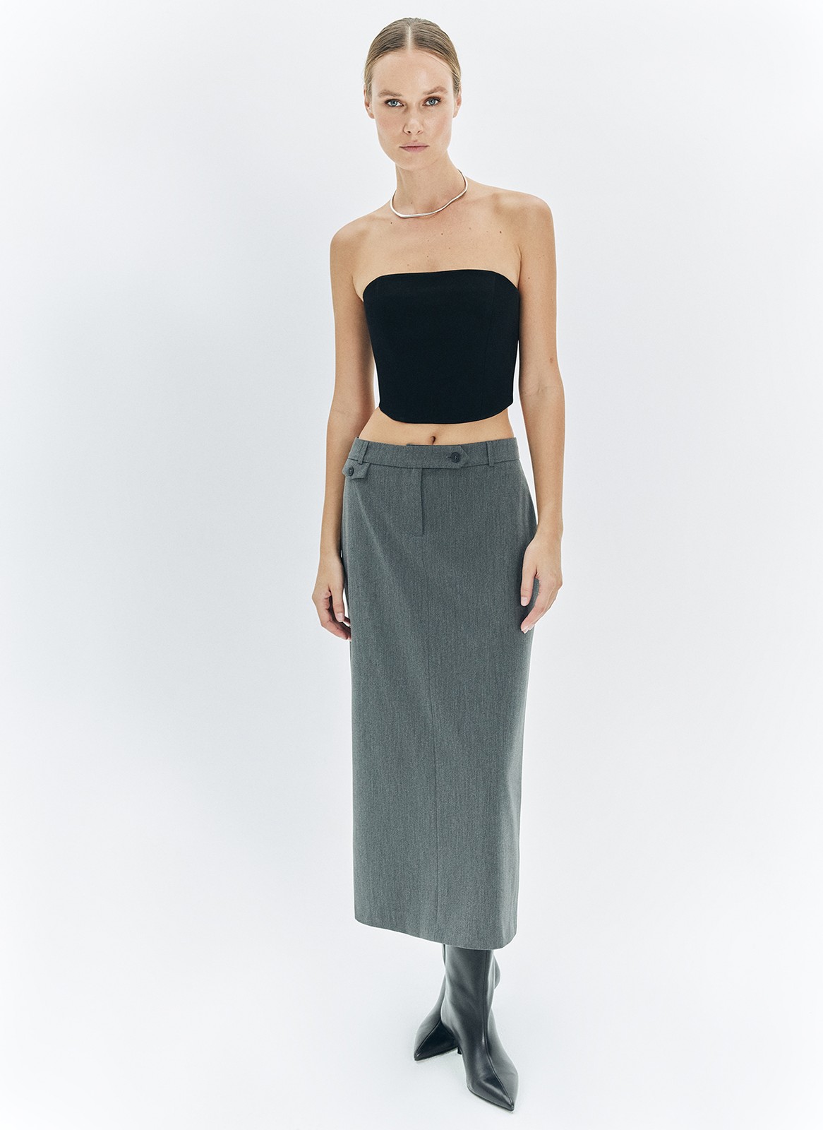 


Трендовый укороченный корсетный топ из хлопка. Модель из плотного материала, на завязках, благодаря чему хорошо держит форму. Топ облегает и правильно садится по фигуре. Вещь можно носить самостоятельно с юбками из денима и джинсами, а также надевать поверх рубашки или футболки в офис или на учёбу.

