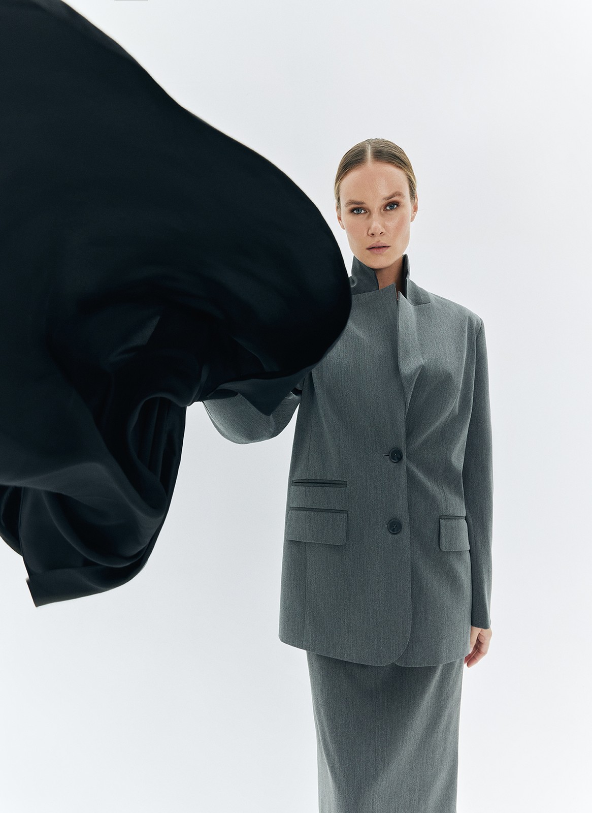 Платок из 100% натурального шёлка классический статусный аксессуар. Легко интегрируется в вечерние и повседневные образы. Повяжите его на шею, волосы или сумку.