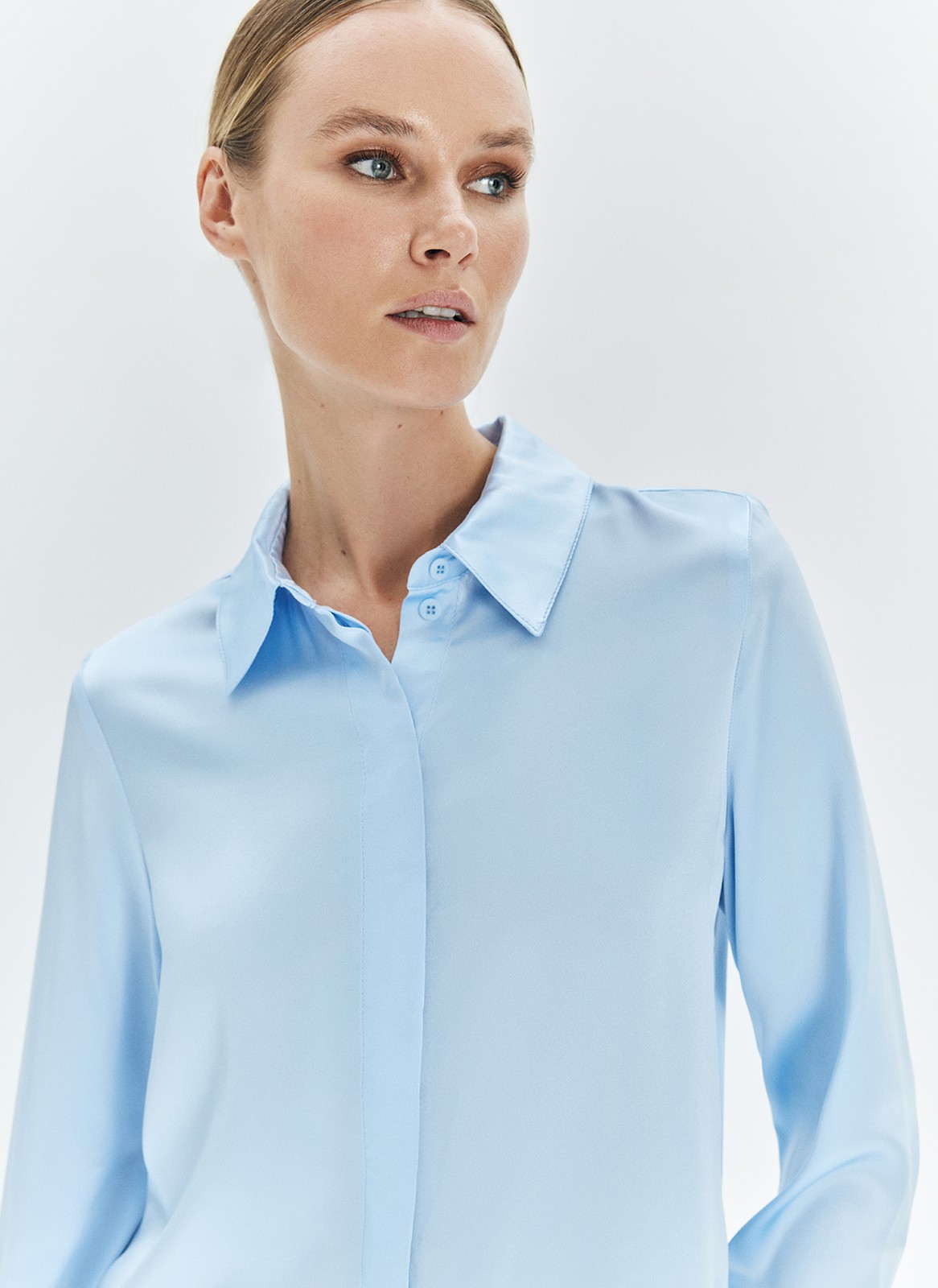 


Рубашка из 100% натурального шёлка. Шёлк уникальный материал, который обладает деликатным блеском, а благодаря плотному переплетению лёгких нитей обеспечивает особую гладкость полотна. Модель имеет классический крой, планку с пуговицами в тон и широкие манжеты. Сочетайте с летящими юбками, брюками и пальто для создания статусных образов.