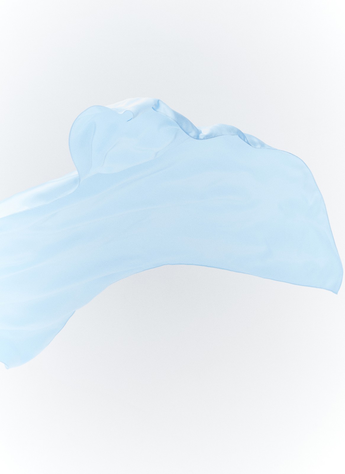 Платок из 100% натурального шёлка классический статусный аксессуар. Легко интегрируется в вечерние и повседневные образы. Повяжите его на шею, волосы или сумку.