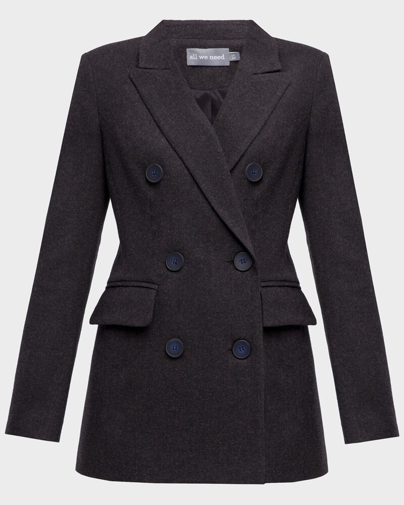 Слегкаприталенный двубортный жакет послужит удачным дополнением не только к деловым нарядам, но и к повседневным образам.Незаменимый элемент базового гардероба, который легко сочетать с брюками, юбками, платьями и денимом.