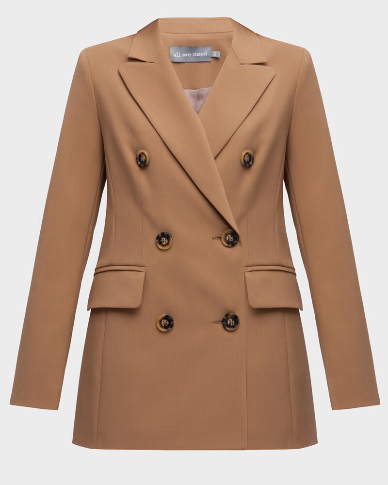 Слегкаприталенный двубортный жакет послужит удачным дополнением не только к деловым нарядам, но и к повседневным образам.Незаменимый элемент базового гардероба, который легко сочетать с брюками, юбками, платьями и денимом.