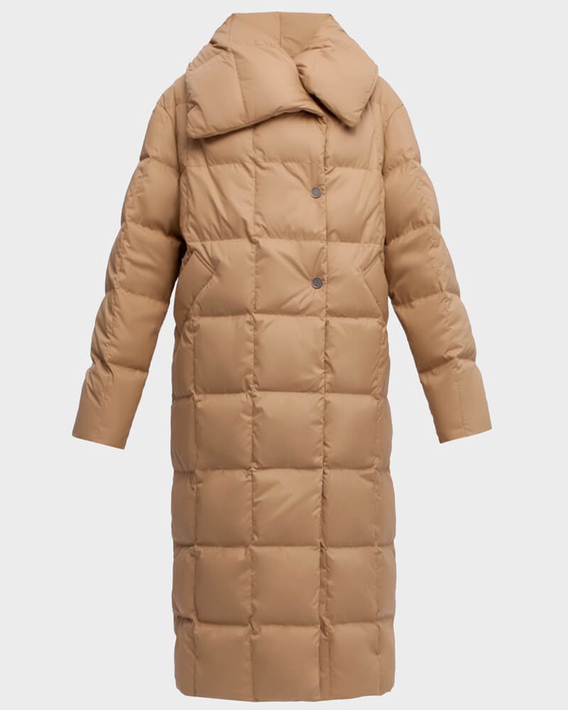 Пуховик-одеяло, цвет: бежевый Allweneed Стеганый пуховик - пик популярности в этом сезоне. Данная модель дополненавысоким воротом. Он позволяет носить пуховик без шарфа.
Изделие дополнено втачными карманами.Застежка на кнопки.
У модели удобный крой рукава, что позволяет подвернуть или укоротить его.
Защищает от ветра и дождя, держит тепло до -25.
На модели размер XS/S