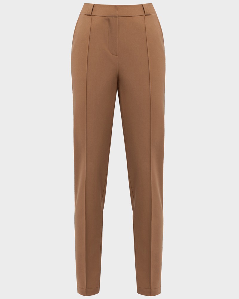 Зауженные к низу брюки полуприлегающего силуэта со средней посадкой и застежкой на молнию и крючки. Посадка на талии и стрелка визуально удлиняют ноги и делают ваш образ более собранным и элегантным.