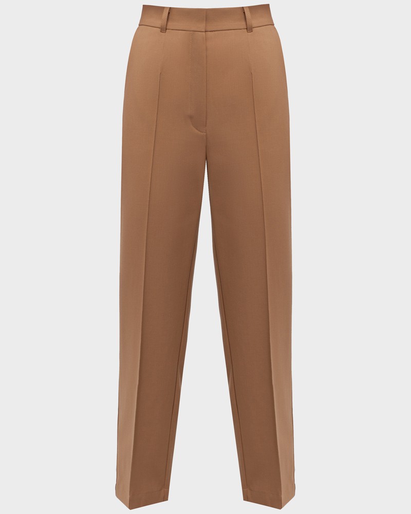 Прямые брюки из шерсти слегка укороченного силуэта с простроченными стрелками и посадкой на талии, элемент базового гардероба на осенне-зимний период. Прямой силуэт наиболее универсален и хорошо смотрится на всех типах фигур.