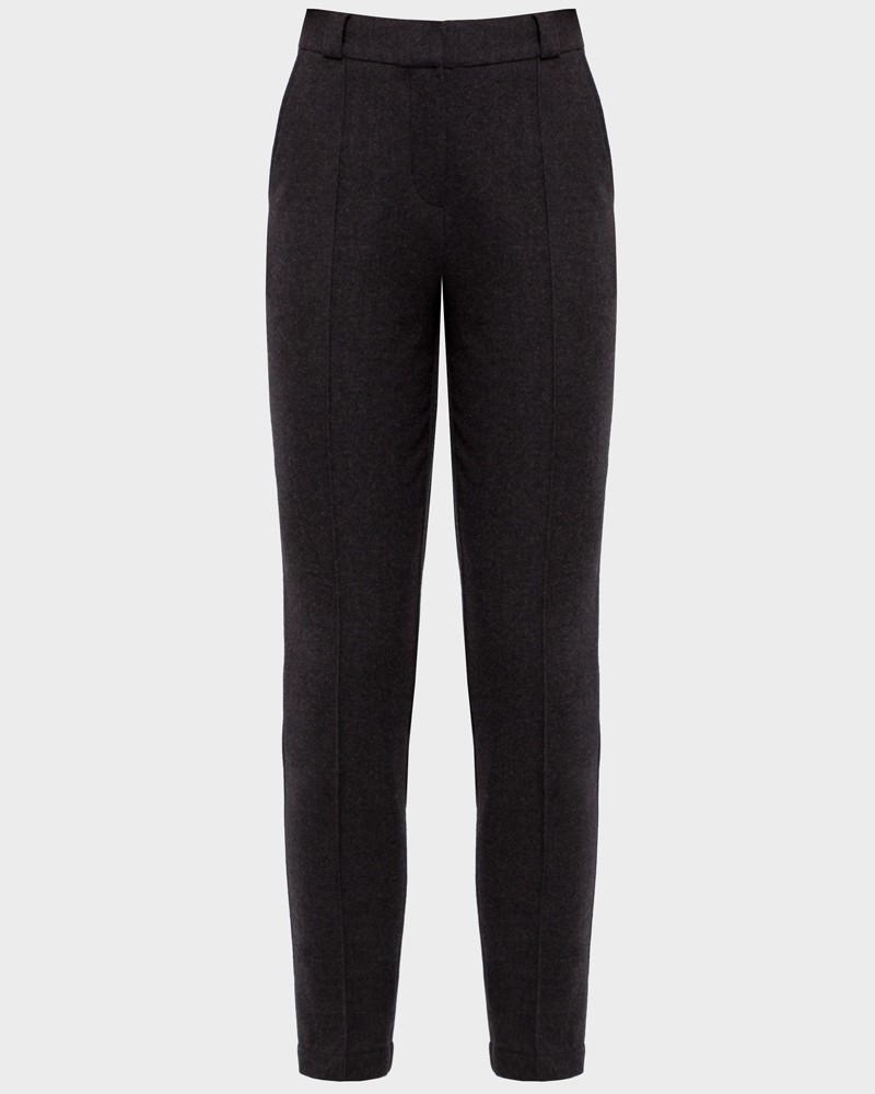 Зауженные к низу брюки полуприлегающего силуэта со средней посадкой и застежкой на молнию и крючки. Посадка на талии и стрелка визуально удлиняют ноги и делают ваш образ более собранным и элегантным.