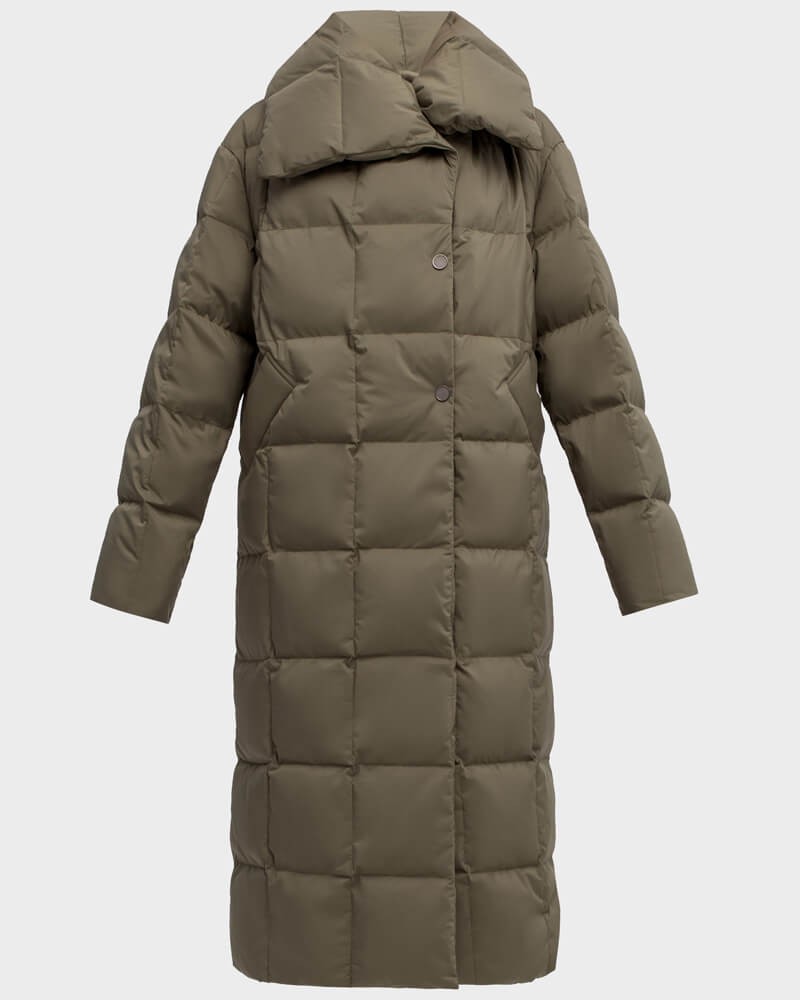 Стеганый пуховик - пик популярности в этом сезоне. Данная модель дополненавысоким воротом. Он позволяет носить пуховик без шарфа.
Изделие дополнено втачными карманами.Застежка на кнопки.
У модели удобный крой рукава, что позволяет подвернуть или укоротить его.

Защищает от ветра и дождя, держит тепло до -25.

На модели размер XS/S