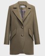Пальто-жакет прямого силуэта с металлическими пуговицами и втачаным рукавом и клапанами на карманах. Выполнено из плотной шерсти на подкладе с декоративными отстрочками по всему изделию и шлицей сзади.
Современный крой пальто подчеркивает женственность и позволяет создавать трендовые образы как в деловом, так и в романтичном стиле

На модели размер XS