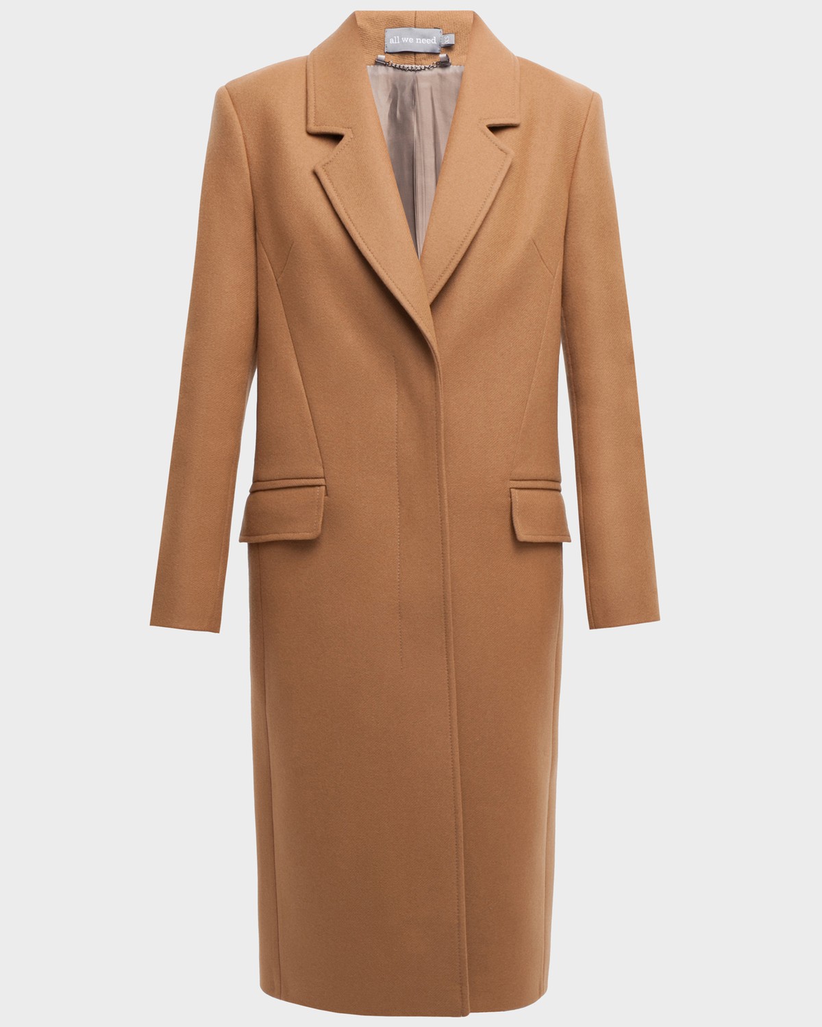 Однобортное пальто приталенного силуэта с клапанами на карманах и потайной застежкой на пуговицы. Линия отстрочек на лацканах и четкие линии плеч формируют современный силуэт.