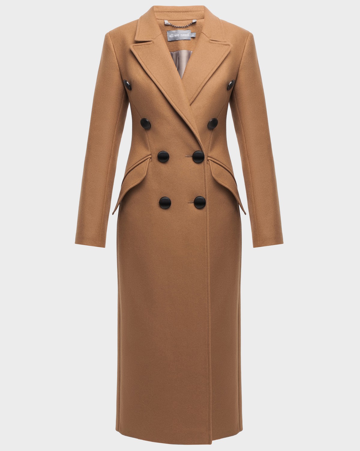 Двубортное пальто приталенного силуэта длины миди с клапанами на карманах. Четкая линия пальто плеч и клапаны на карманах в сочетании с приталенным силуэтом формирует идеальную фигуру-песочные часы.

На модели размер XS