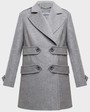 Укороченное двубортное пальто силуэта трапеция с застежкой на кнопки дополнено декоративными пуговицами, хлястиками и погонами. Стильная альтернатива пальто-жакету, которое подойдет как миниатюрным девушкам, так и девушкам среднего и высокого роста

На модели размер XS