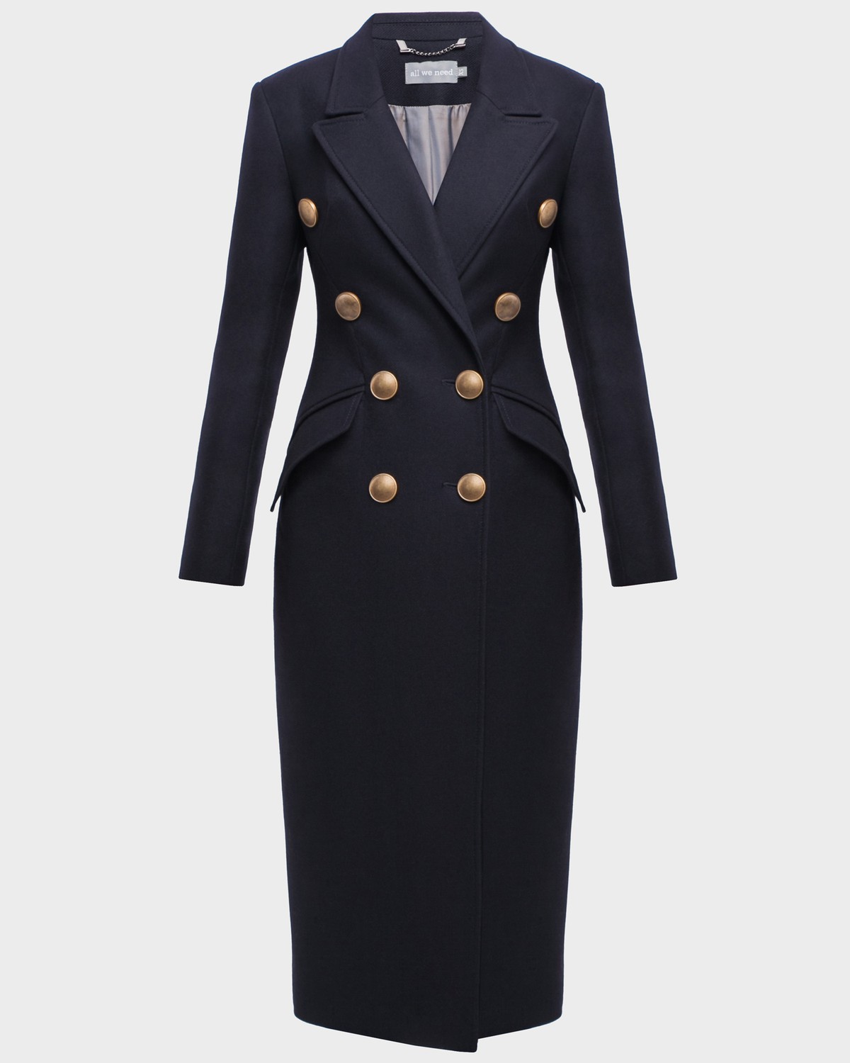Двубортное пальто приталенного силуэта длины миди с клапанами на карманах. Четкая линия пальто плеч и клапаны на карманах в сочетании с приталенным силуэтом формирует идеальную фигуру-песочные часы.

На модели размер XS