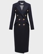 Двубортное пальто приталенного силуэта длины миди с клапанами на карманах. Четкая линия пальто плеч и клапаны на карманах в сочетании с приталенным силуэтом формирует идеальную фигуру-песочные часы.

На модели размер XS