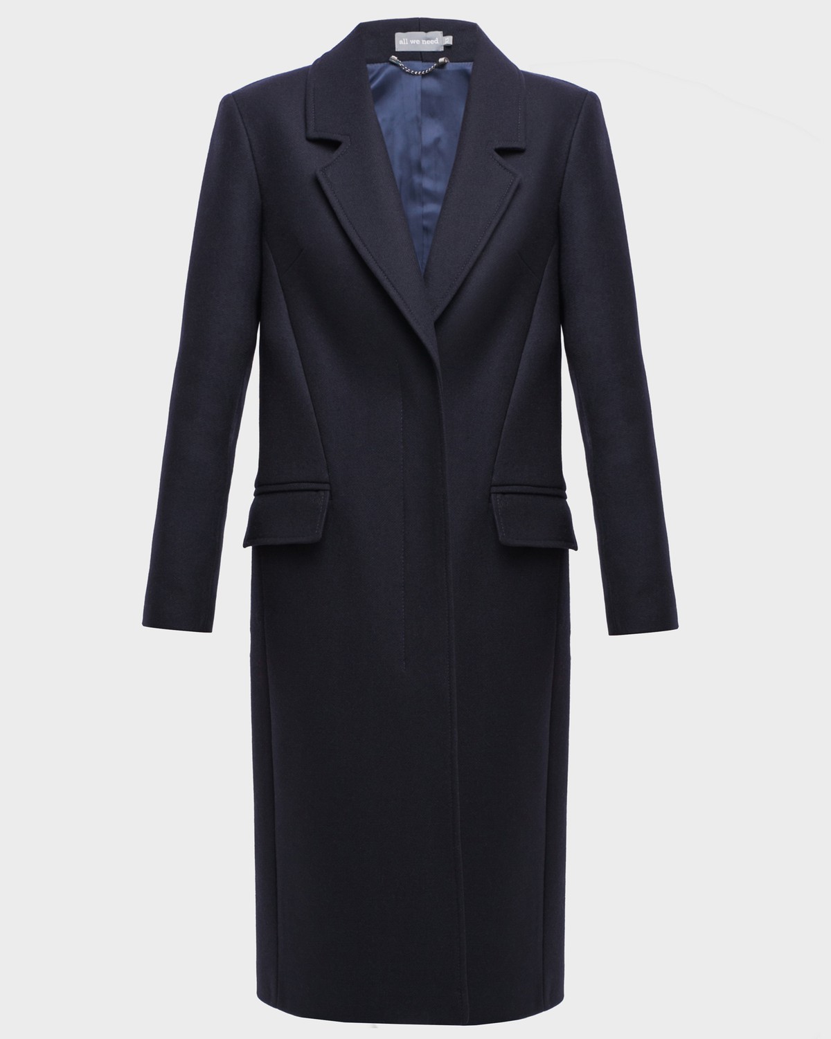 Однобортное пальто приталенного силуэта с клапанами на карманах и потайной застежкой на пуговицы. Линия отстрочек на лацканах и четкие линии плеч формируют современный силуэт.