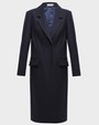 Однобортное пальто приталенного силуэта с клапанами на карманах и потайной застежкой на пуговицы. Линия отстрочек на лацканах и четкие линии плеч формируют современный силуэт.