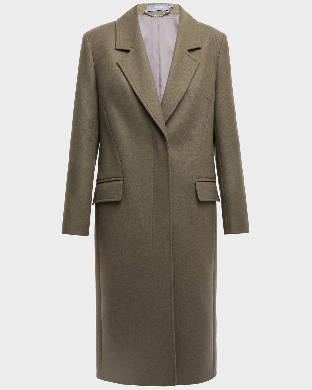 Однобортное пальто приталенного силуэта с клапанами на карманах и потайной застежкой на пуговицы. Линия отстрочек на лацканах и четкие линии плеч формируют современный силуэт.