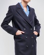 Двубортное пальто прямого кроя длины миди из плотной шерсти на подкладе с двумя шлицами. Доволнено хлястиком на спинке.
Структурированный силуэт пальто идеально подойдет для создания деловых образов на каждый день.

На модели размер XS