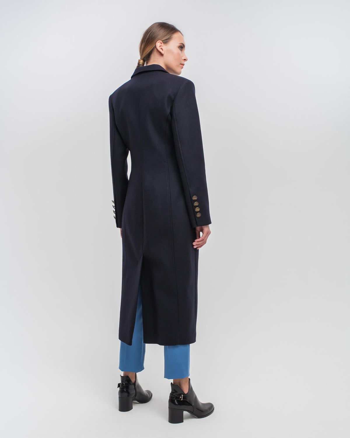 Двубортное пальто приталенного силуэта длины миди с клапанами на карманах. Четкая линия пальто плеч и клапаны на карманах в сочетании с приталенным силуэтом формирует идеальную фигуру-песочные часы.

На модели размер XS