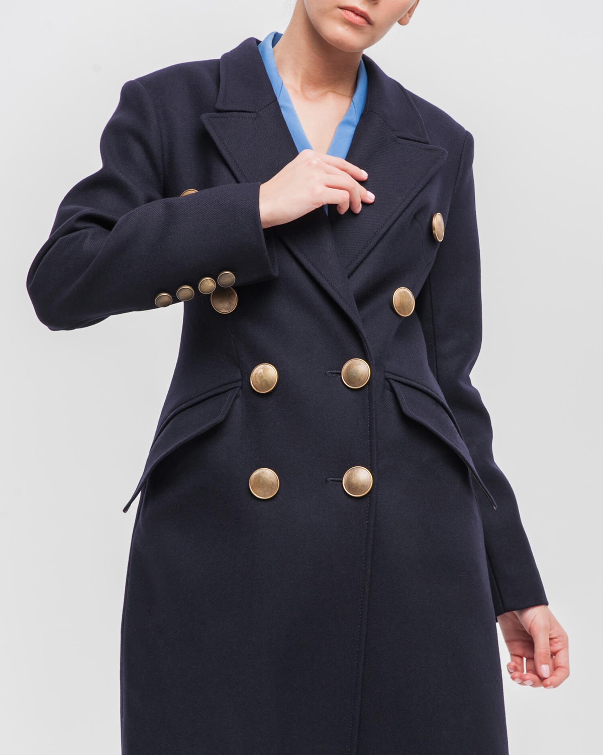 Двубортное пальто приталенного силуэта длины миди с клапанами на карманах. Четкая линия пальто плеч и клапаны на карманах в сочетании с приталенным силуэтом формирует идеальную фигуру-песочные часы.

На модели размер XS