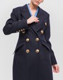 Двубортное пальто приталенного силуэта длины миди с клапанами на карманах. Четкая линия пальто плеч и клапаны на карманах в сочетании с приталенным силуэтом формирует идеальную фигуру-песочные часы.

На модели размер XS
