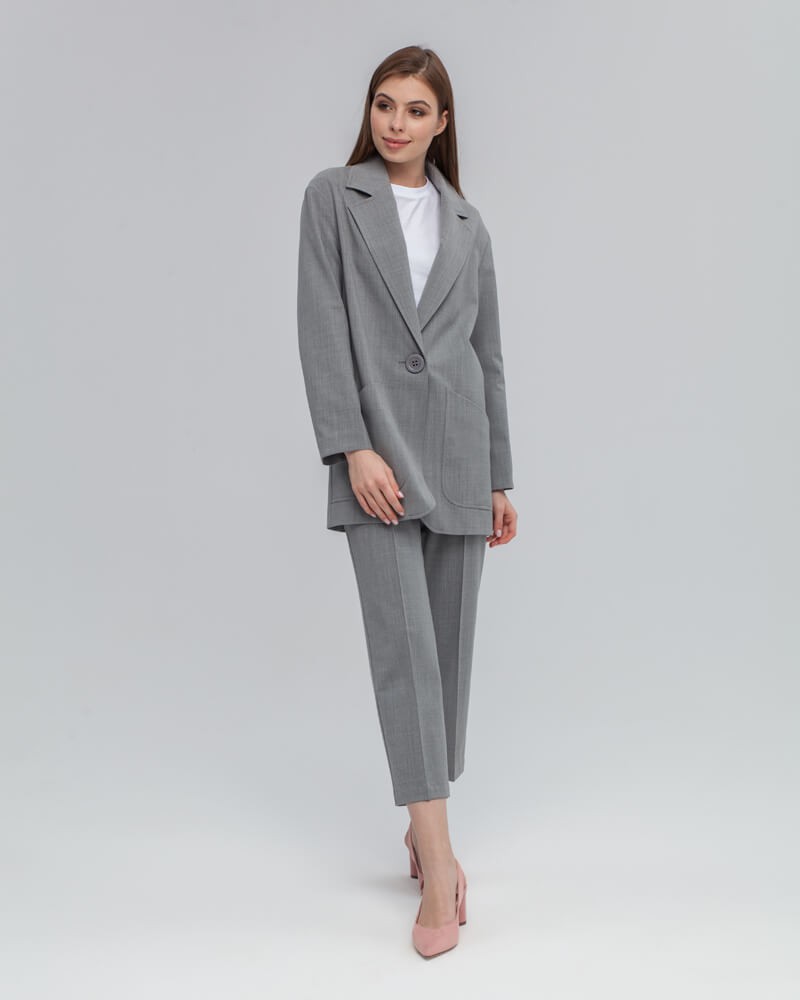 Однобортный жакет свободного кроя из фактурной ткани с содержанием шерсти, - еще одна вариация любимого всеми стиля smart-casual. Расслабленный силуэт данной модели отлично подойдет для создания повседневных образов.

На модели размер XS
