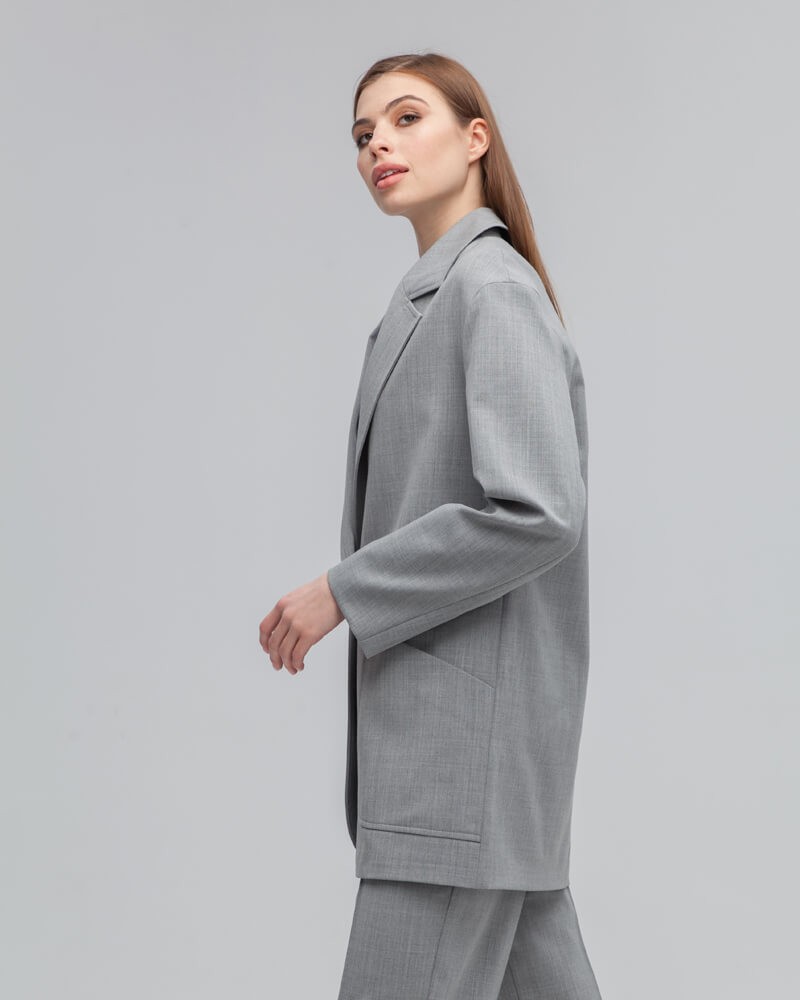 Однобортный жакет свободного кроя из фактурной ткани с содержанием шерсти, - еще одна вариация любимого всеми стиля smart-casual. Расслабленный силуэт данной модели отлично подойдет для создания повседневных образов.

На модели размер XS
