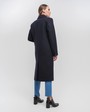 Однобортное пальто приталенного силуэта с клапанами на карманах и потайной застежкой на пуговицы. Линия отстрочек на лацканах и четкие линии плеч формируют современный силуэт.