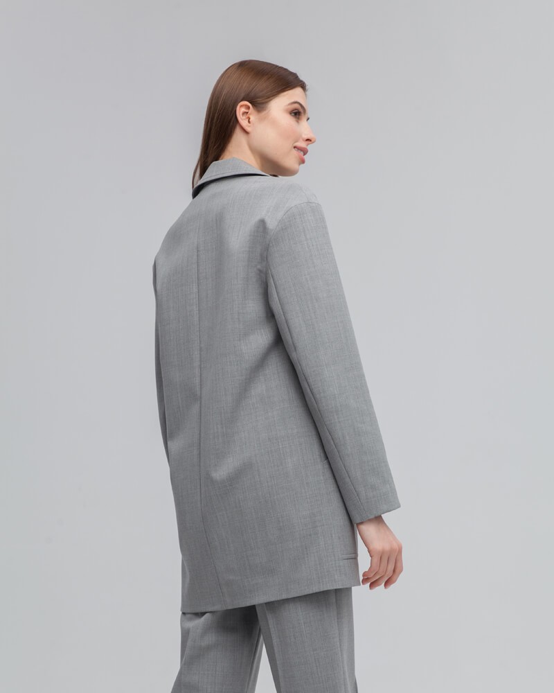 Однобортный жакет свободного кроя из фактурной ткани с содержанием шерсти, - еще одна вариация любимого всеми стиля smart-casual. Расслабленный силуэт данной модели отлично подойдет для создания повседневных образов.

На модели размер XS
