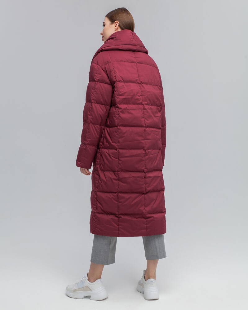 Стеганый пуховик - пик популярности в этом сезоне. Данная модель дополненавысоким воротом. Он позволяет носить пуховик без шарфа.
Изделие дополнено втачными карманами.Застежка на кнопки.
У модели удобный крой рукава, что позволяет подвернуть или укоротить его.

Защищает от ветра и дождя, держит тепло до -25.

На модели размер XS/S