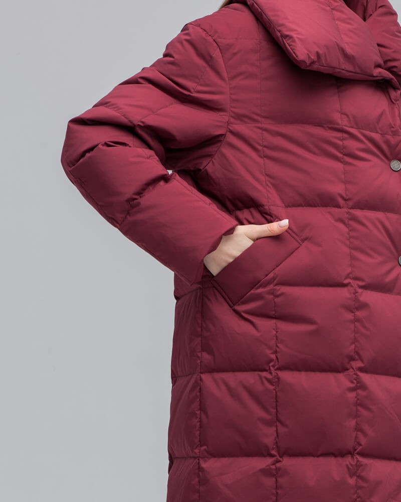 Стеганый пуховик - пик популярности в этом сезоне. Данная модель дополненавысоким воротом. Он позволяет носить пуховик без шарфа.
Изделие дополнено втачными карманами.Застежка на кнопки.
У модели удобный крой рукава, что позволяет подвернуть или укоротить его.

Защищает от ветра и дождя, держит тепло до -25.

На модели размер XS/S