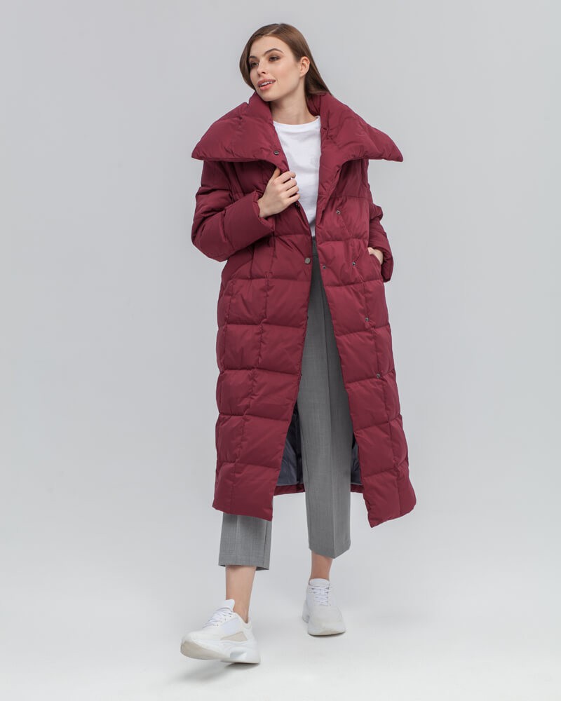 Стеганый пуховик - пик популярности в этом сезоне. Данная модель дополненавысоким воротом. Он позволяет носить пуховик без шарфа.
Изделие дополнено втачными карманами.Застежка на кнопки.
У модели удобный крой рукава, что позволяет подвернуть или укоротить его.

Защищает от ветра и дождя, держит тепло до -25.

На модели размер XS/S