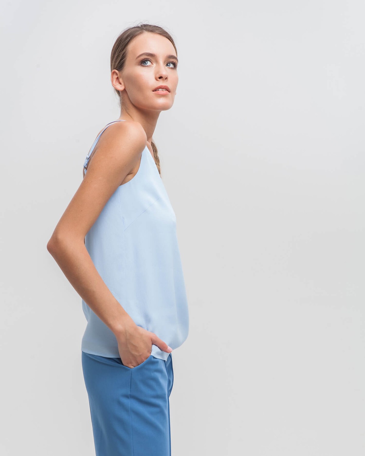 Топ в бельевом стиле приталенного силуэта с застежкой на молнию на спине. За счет подкладки на чашечках топа его можно носить без нижнего белья. Подходит, как для делового гардероба, так и для создания вечерних образов.