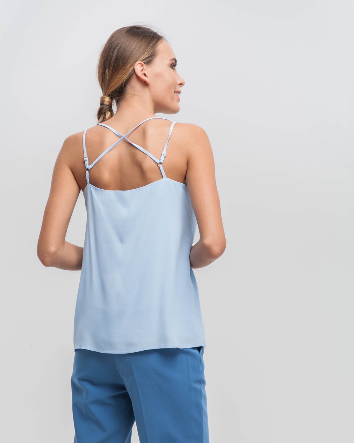 Топ в бельевом стиле приталенного силуэта с застежкой на молнию на спине. За счет подкладки на чашечках топа его можно носить без нижнего белья. Подходит, как для делового гардероба, так и для создания вечерних образов.