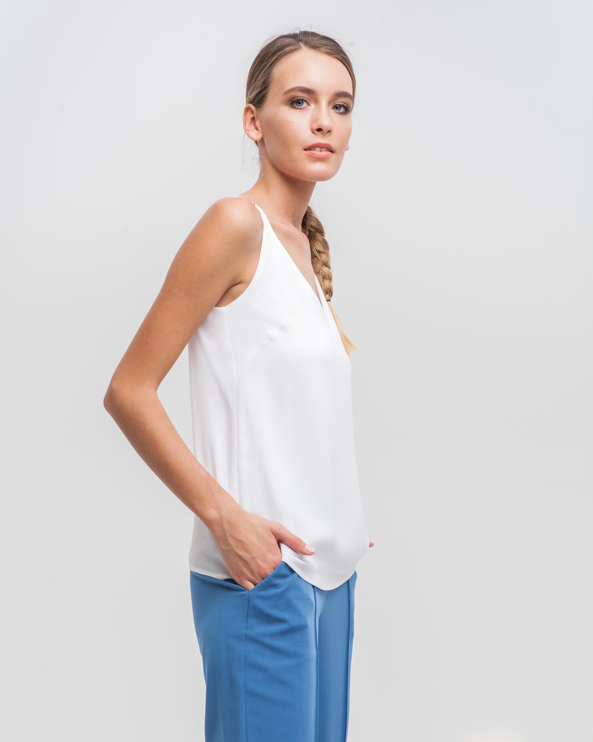 Топ в бельевом стиле приталенного силуэта с застежкой на молнию на спине. За счет подкладки на чашечках топа его можно носить без нижнего белья. Подходит, как для делового гардероба, так и для создания вечерних образов.