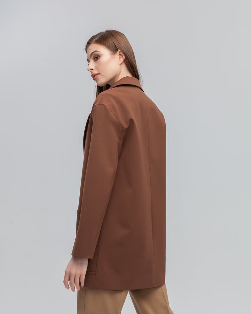 Жакет однобортный свободного кроя, цвет: коричневый Allweneed Однобортный жакет свободного кроя из фактурной ткани с содержанием шерсти, - еще одна вариация любимого всеми стиля smart-casual. Расслабленный силуэт данной модели отлично подойдет для создания повседневных образов.
На модели размер XS