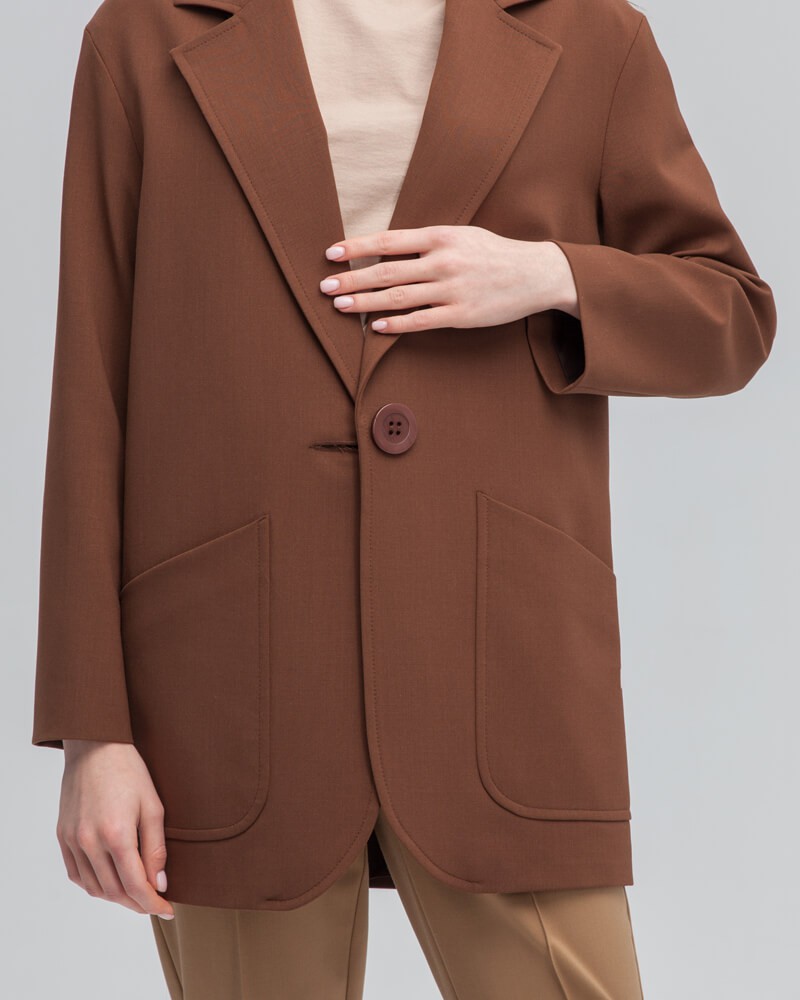 Жакет однобортный свободного кроя, цвет: коричневый Allweneed Однобортный жакет свободного кроя из фактурной ткани с содержанием шерсти, - еще одна вариация любимого всеми стиля smart-casual. Расслабленный силуэт данной модели отлично подойдет для создания повседневных образов.
На модели размер XS