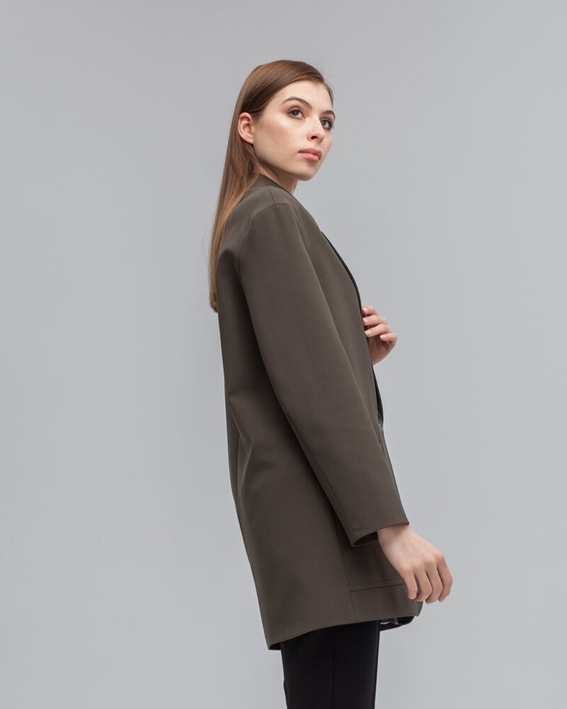 Однобортный жакет свободного кроя из фактурной ткани с содержанием шерсти, - еще одна вариация любимого всеми стиля smart-casual. Расслабленный силуэт данной модели отлично подойдет для создания повседневных образов.

На модели размер XS
