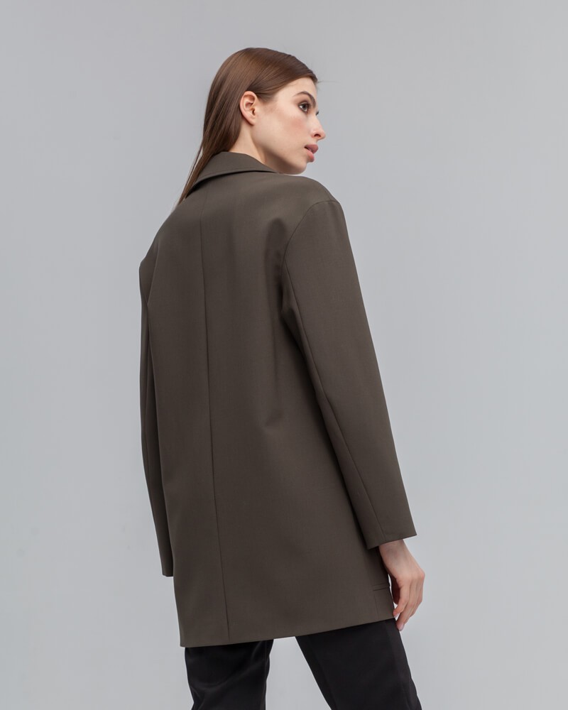 Однобортный жакет свободного кроя из фактурной ткани с содержанием шерсти, - еще одна вариация любимого всеми стиля smart-casual. Расслабленный силуэт данной модели отлично подойдет для создания повседневных образов.

На модели размер XS
