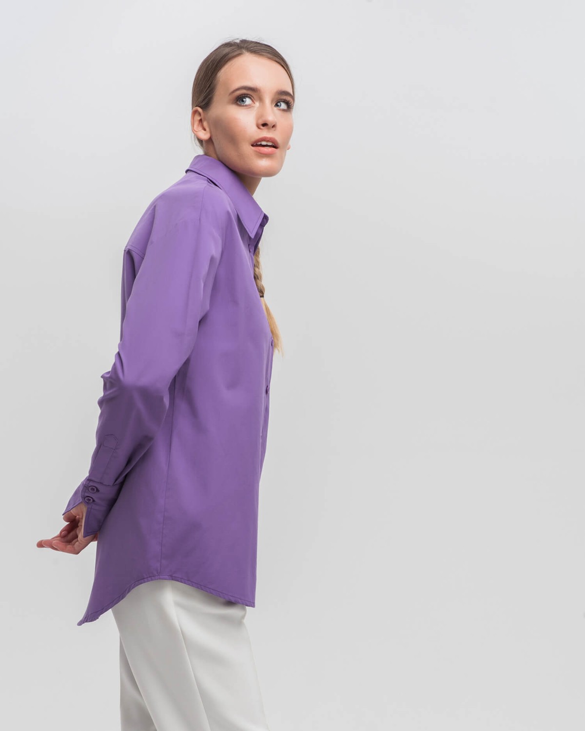 Рубашка SH005-2, цвет: фиолетовый Allweneed Свободная рубашка прямого кроя из хлопка с удлиненными манжетами на рукавах. Дополнена карманом на груди. Современная альтернатива базовой белой рубашке. Сочетайте ее с костюмами, брюками и юбками для создания деловых образов.