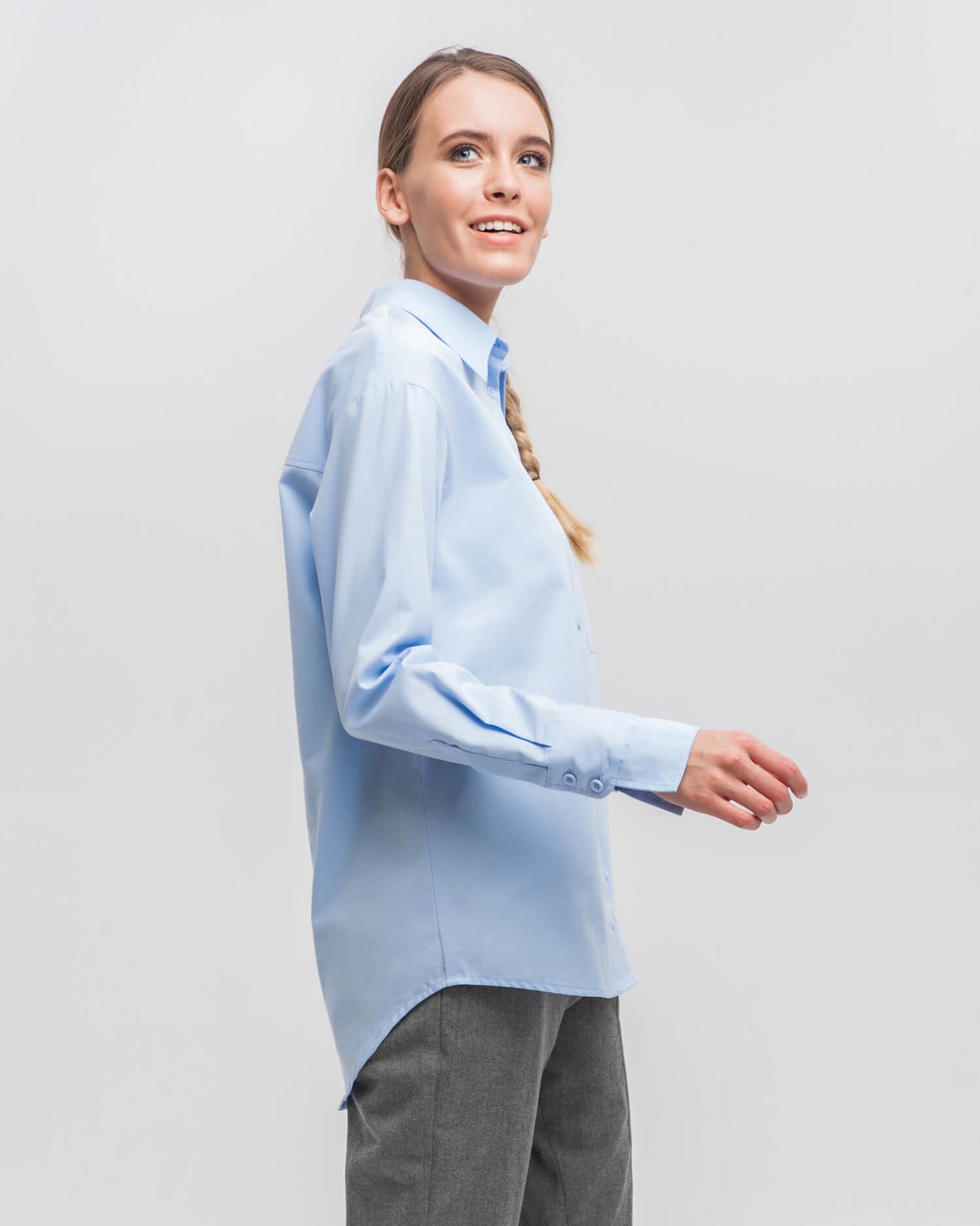 Свободная рубашка прямого кроя из хлопка с удлиненными манжетами на рукавах. Дополнена карманом на груди. Современная альтернатива базовой белой рубашке. Сочетайте ее с костюмами, брюками и юбками для создания деловых образов.