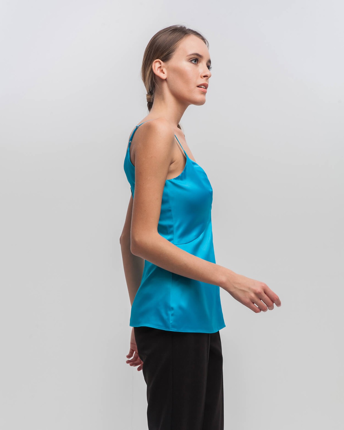 Топ в бельевом стиле с застежкой на молнию и крючок. Регулируемые бретели и двойные чашечки позволяют носить топ без белья. С ним можно собрать как изысканный вечерний, так и стильный деловой образ.