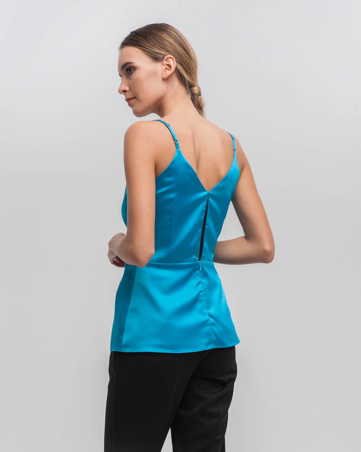 Топ в бельевом стиле с застежкой на молнию и крючок. Регулируемые бретели и двойные чашечки позволяют носить топ без белья. С ним можно собрать как изысканный вечерний, так и стильный деловой образ.