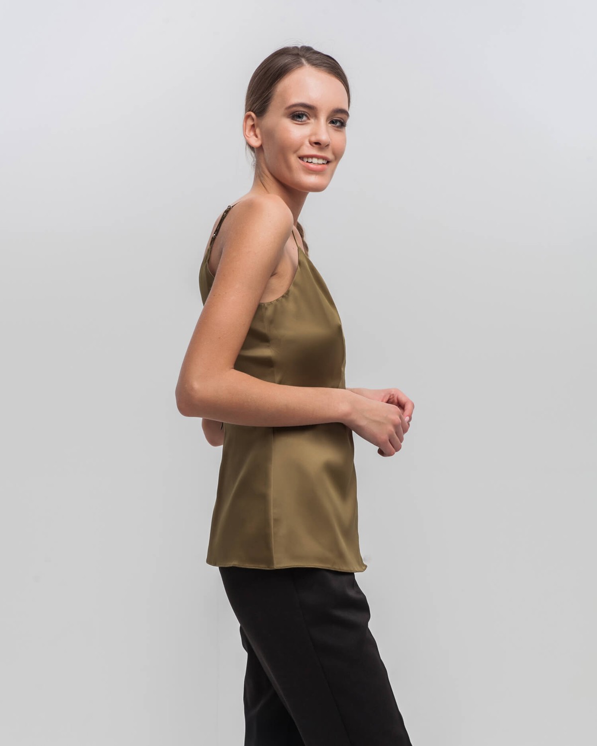 Топ в бельевом стиле с застежкой на молнию и крючок. Регулируемые бретели и двойные чашечки позволяют носить топ без белья. С ним можно собрать как изысканный вечерний, так и стильный деловой образ.